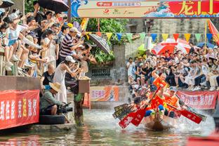 Làm cho khán đài C kinh ngạc thán phục! Bell, quả bóng này thật tàn bạo.